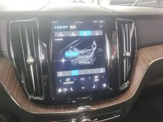 Volvo XC60 2022 (16400 км)