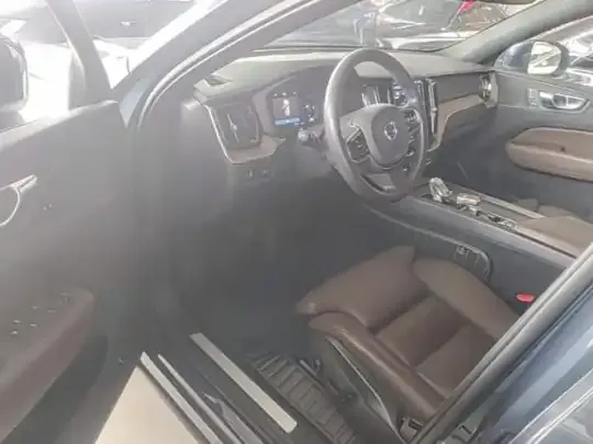 Volvo XC60 2022 (16400 км)
