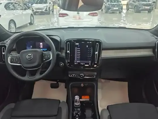Volvo XC40 2024 (25300 км)